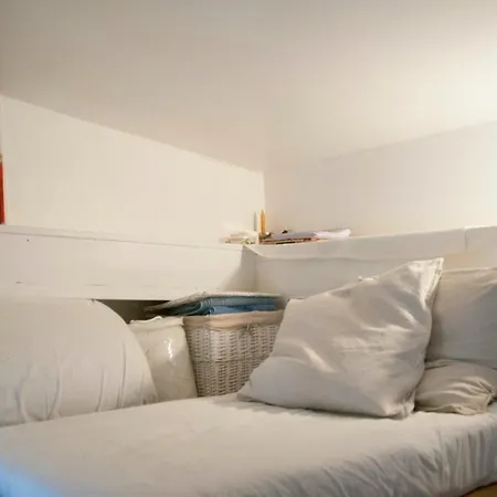 Nice 40 M Bright And Cosy With Wifi In Paris